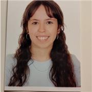 Profesora de inglés que imparte clases a niños de todas las edades